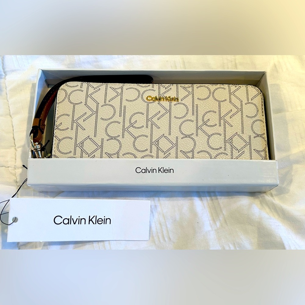 Calvin Klein zip-around wallet/wristlet NWT